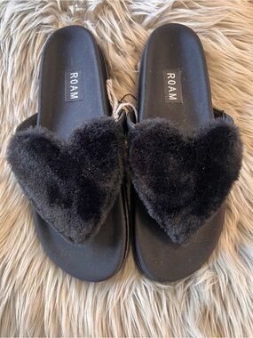 NWT Roam furry love cloud sandal
